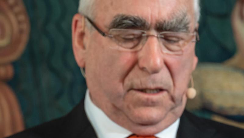 Der ehemalige CSU-Vorsitzende und Bundesfinanzminister Theo Waigel hält einen Füller in der rechten Hand hoch. Foto: Peter Kneffel Der ehemalige CSU-Vorsitzende und Bundesfinanzminister Theo Waigel hält einen Füller in der rechten Hand hoch. Foto: Peter Kneffel