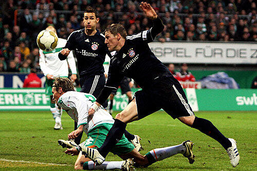Harte Bandagen: Bayern-Mittelfeldspieler Bastian Schweinsteiger beim 0:0 am Sonntag im Zweikampf mit dem Bremer Clemens Fritz.