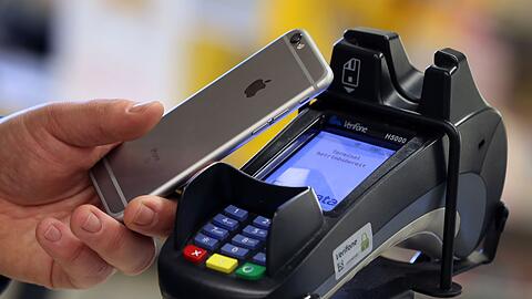 Das Zahlen per Smartphone breitet sich aus, gerade bei J&uuml;ngeren (Symbolfoto)