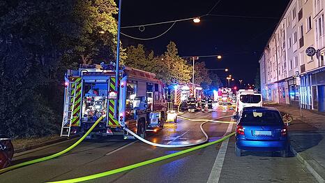 Als die Feuerwehr eintraf, schlugen die Flammen schon aus dem Balkon im dritten Obergeschoss und drohten, auf das Dach des Geb&auml;udes &uuml;berzugreifen.