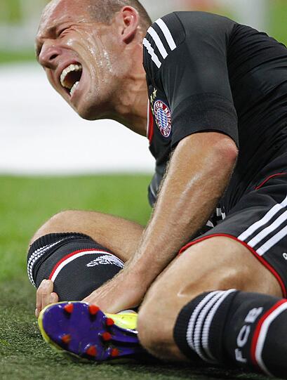 Der Schock in Minute 63: Arjen Robben bekommt nach einem Foul von Taye Taiwo einen Schlag auf die Wade, bleibt verletzt auf dem Rasen liegen.