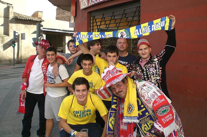 FC Villarreal - FC Bayern, 0:2,  14.09.2011
Das sind meine Freunde vom  Fanclub Colectivo Alqeano. 22 Stunden sind wir mit dem Bus nach Villareal gefahren. Die Jungs haben wir in der Stadt kennengelernt und wurden sogar von Ihnen zum Essen eingeladen! Natürlich gab es Paella &ndash; was auch sonst? Ich durfte sogar den Kochlöffel schwingen!  Die Sprache des Fußballs versteht jeder!