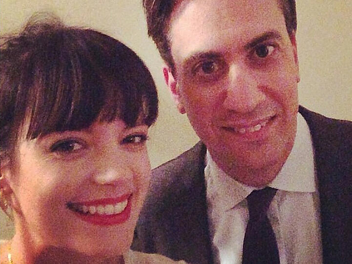 Mit einem Selfie erreichen Ed Miliband und Lily Allen ihre fünf Millionen Follower auf Twitter