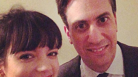 Mit einem Selfie erreichen Ed Miliband und Lily Allen ihre fünf Millionen Follower auf Twitter