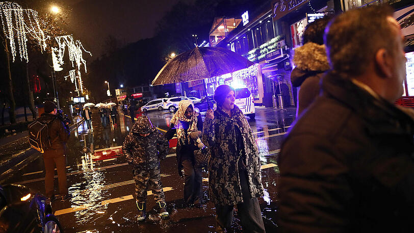 In Istanbul richtete ein Attentäter ein Blutbad unter Feiernden an. Die Bilder.