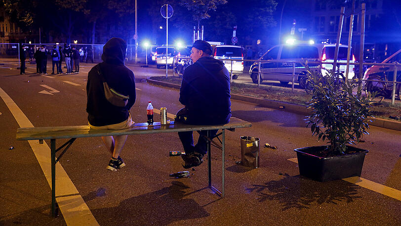 Immer wieder behinderten Schaulustige die Arbeit der Polizei - und brachten sich gleichzeitig selbst in Gefahr.