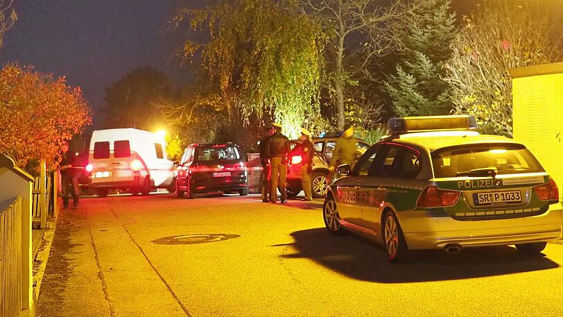 In der beschaulichen Gemeinde Altfraunhofen hat sich wohl eine Familientragödie ereignet. Die Bilder zeigen die Polizei am Tatort.