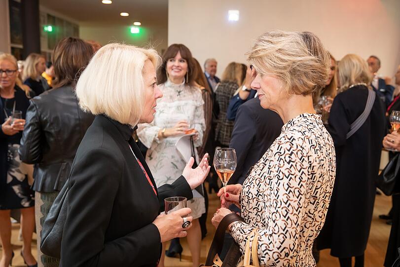 Die Promi-Ladys beim Champagnerempfang.