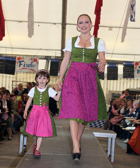 Trachtenmodenschau auf dem 27. Haderner Dorffest. Die Bilder.