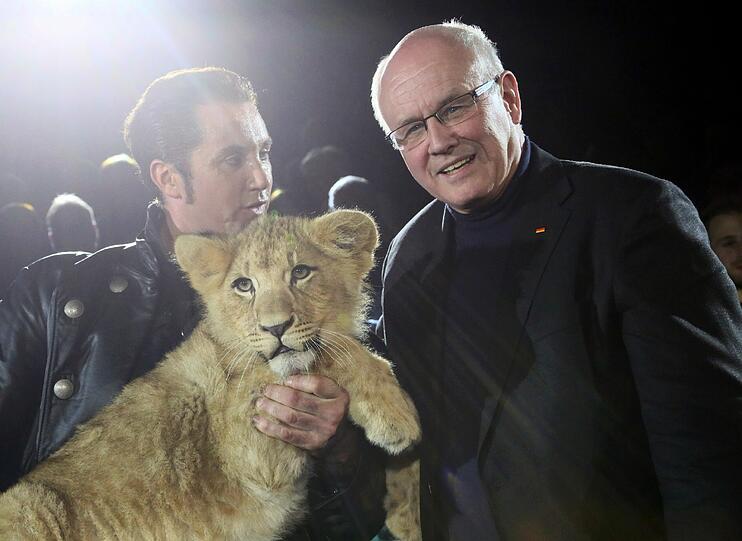 Martin Lacey mit einem kleinen Löwen bei Volker Kauder