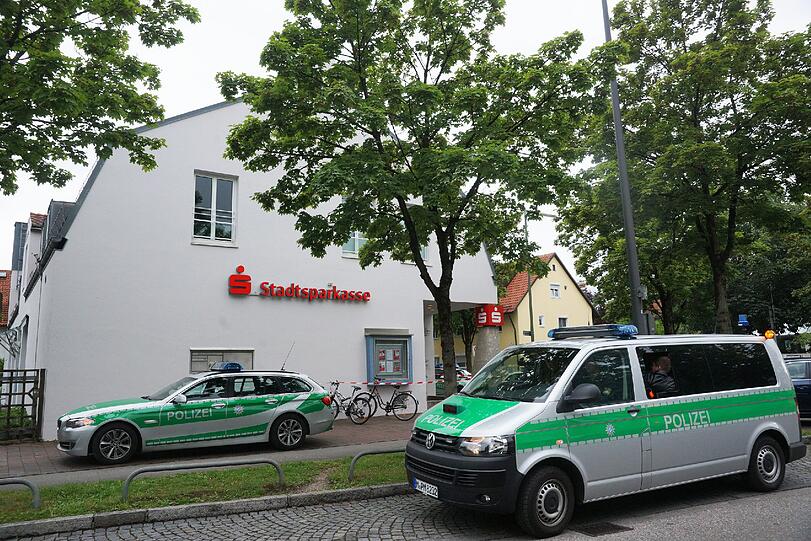 Die Polizei fahndet nach einem Überfall auf eine Stadtsparkasse nach dem Täter. Der Mann ist auf der Flucht.