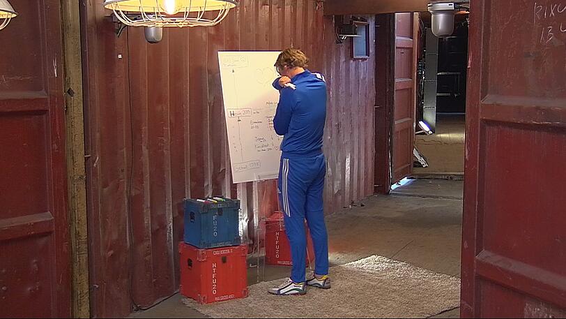 Jens weint, als er sich an die schlimmen Momente in seinem Leben erinnert.