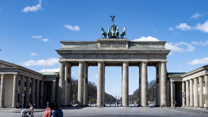 Zwei Joggerinnen machen auf dem sonst gut besuchten Pariser Platz vor dem Brandenburger Tor in Berlin ein Selfie. Zwei Joggerinnen machen auf dem sonst gut besuchten Pariser Platz vor dem Brandenburger Tor in Berlin ein Selfie.