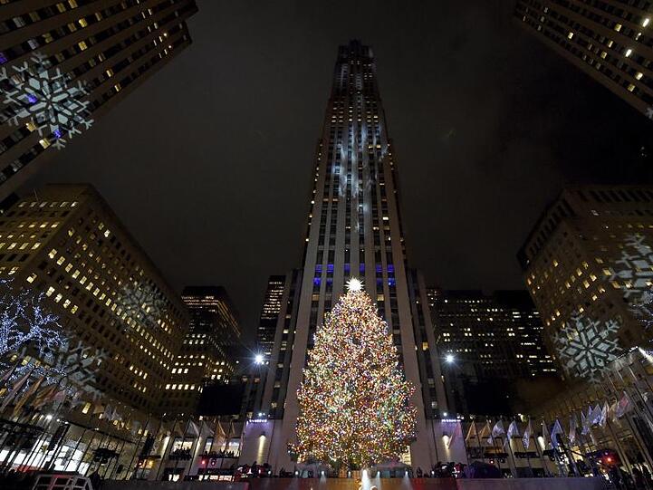 Großes Funkeln in New York: Der Weihnachtsbaum vor dem Rockefeller Center leuchtet mit.