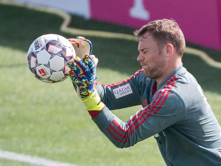 Bayern-Torwart Manuel Neuer wartet ist in Berlin dabei.