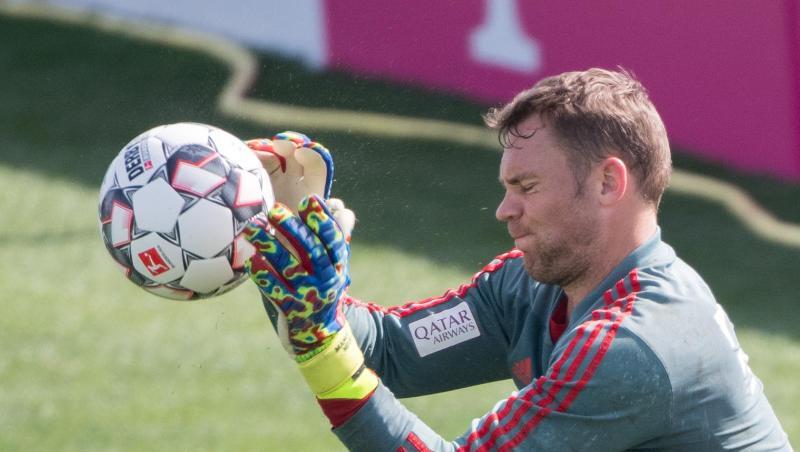 Bayern-Torwart Manuel Neuer wartet ist in Berlin dabei. Bayern-Torwart Manuel Neuer wartet ist in Berlin dabei.