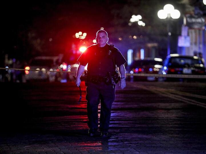 Ein Polizist geht über eine Straße im Oregon District, dem Ausgeh-Viertel in Dayton, in dem die Bluttat passierte.