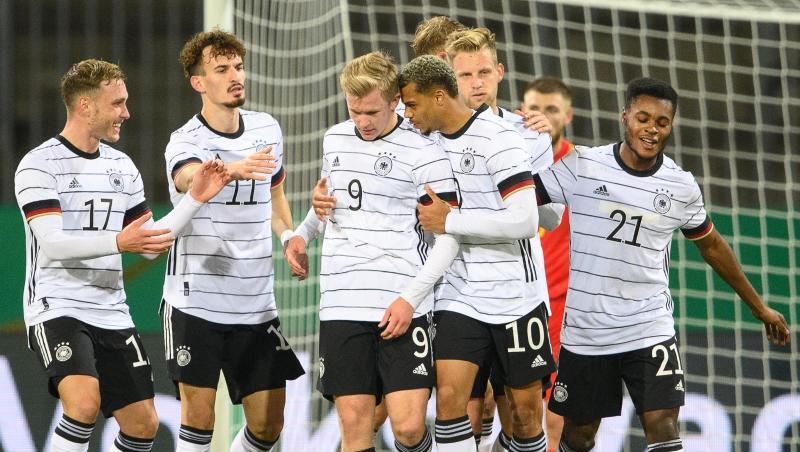 Deutschlands U21-Spieler jubeln über einen weiteren Treffer gegen Wales.