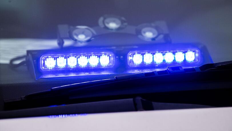 Unklar war zunächst, ob es sich bei der Waffe des 35-Jährigen um eine scharfe Schusswaffe handelte. Das müssten nun kriminalpolizeiliche Ermittlungen zeigen, sagte der Polizeisprecher. (Symbolbild)