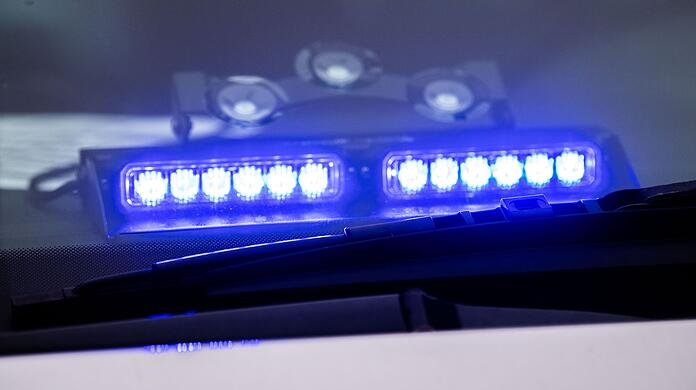 Unklar war zunächst, ob es sich bei der Waffe des 35-Jährigen um eine scharfe Schusswaffe handelte. Das müssten nun kriminalpolizeiliche Ermittlungen zeigen, sagte der Polizeisprecher. (Symbolbild)
