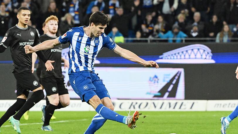 Der Karlsruher Igor Matanovic erzielt den Treffer zum 2:0.