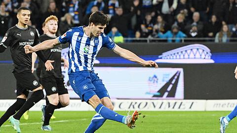 Der Karlsruher Igor Matanovic erzielt den Treffer zum 2:0.