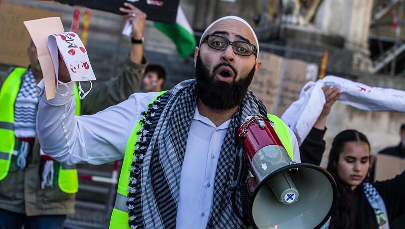 Ahmad Schekeb Popal auf einer Palästina-Demo vor der Feldherrnhalle im Herbst. Ahmad Schekeb Popal auf einer Palästina-Demo vor der Feldherrnhalle im Herbst.