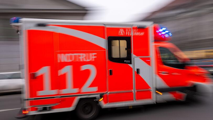 Die Berliner Feuerwehr versorgt Verletzte in den Gropiuspassagen. (Symbolbild)