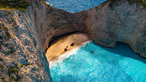 Die Schmugglerbucht auf Zakynthos ist eine der bekanntesten Sehenswürdigkeiten in Griechenland.
