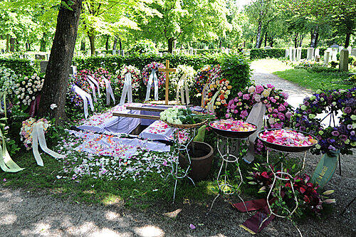 Blumenmeer am Grab: Kaum ein Freund oder Kollege, der keinen Kranz geschickt hat.