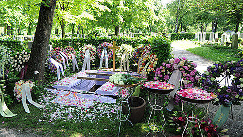 Blumenmeer am Grab: Kaum ein Freund oder Kollege, der keinen Kranz geschickt hat. Blumenmeer am Grab: Kaum ein Freund oder Kollege, der keinen Kranz geschickt hat.