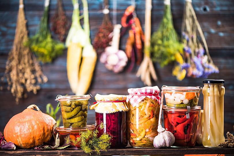 Auch wer sonst nicht viel Talent beim Kochen zu haben meint, kann beim Dörren von Obst, Einlegen von Gemüse oder Einkochen von beidem schmackhafte Ergebnisse erzielen. Die simpelste und pragmatischste Methode, Lebensmittel daheim zu konservieren, ist wohl das Einfrieren, die höhere Stufe für Experimentierfreudige das Fermentieren. Auch wer sonst nicht viel Talent beim Kochen zu haben meint, kann beim Dörren von Obst, Einlegen von Gemüse oder Einkochen von beidem schmackhafte Ergebnisse erzielen. Die simpelste und pragmatischste Methode, Lebensmittel daheim zu konservieren, ist wohl das Einfrieren, die höhere Stufe für Experimentierfreudige das Fermentieren.