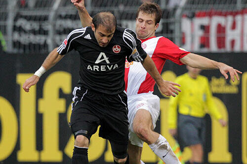 Club-Verteidiger Javier Pinola im Duell mit dem Mainzer Ivanschitz.