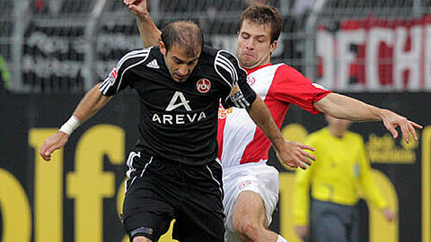 Club-Verteidiger Javier Pinola im Duell mit dem Mainzer Ivanschitz.
