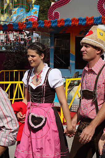 Die Herztasche ist seit ein paar Jahren nicht mehr vom Wiesn-Outfit wegzudenken.