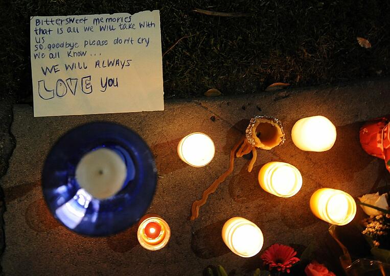 Kerzen und letzte Grüße der Fans. Whitney Houston ist tot.