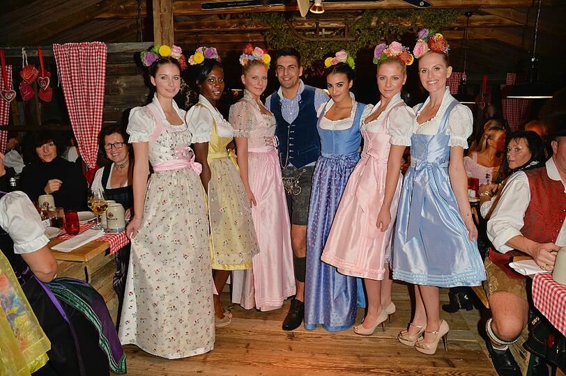 Daniel Fendler mit den Zwillingen Valentina und Cheyenne Pahde, Noemi Matsutani und Models