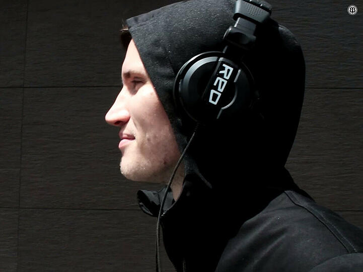 Der "Audio Engineer's Hoodie" kommt ganz in schwarz daher