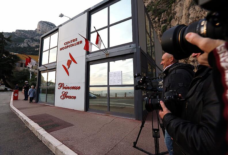 Im Krankenhaus Princesse-Grace von Monaco soll Fürstin Charlene die Zwillinge zur Welt bringen. Journalisten haben sich bereits vor der Klinik aufgestellt.