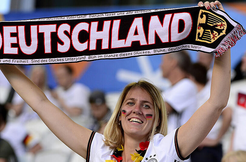 Beste Stimmung im Stadion von Bordeaux: Deutsche und italienische Fans beim Fußball-Klassiker im EM-Viertelfinale.
