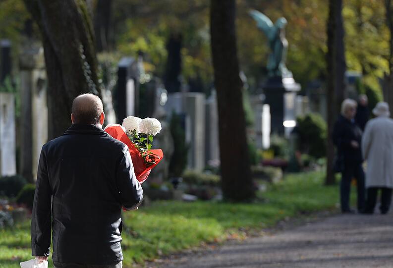 Auf dem Ostfriedhof: Was zahlen die Familien hier künftig?