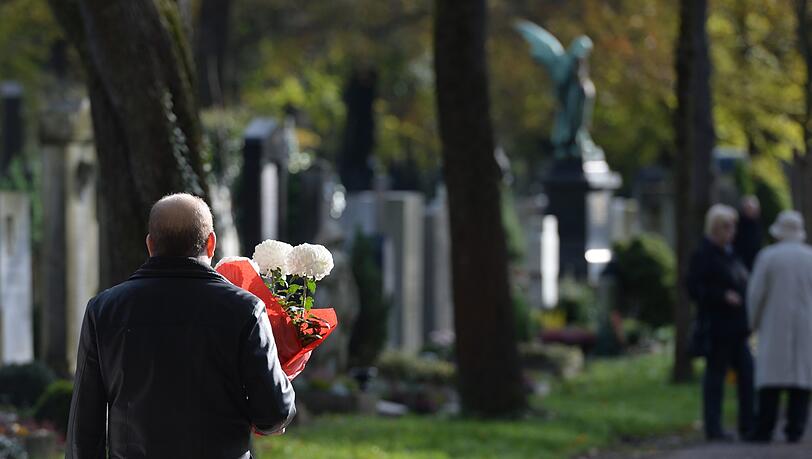 Auf dem Ostfriedhof: Was zahlen die Familien hier künftig? Auf dem Ostfriedhof: Was zahlen die Familien hier künftig?