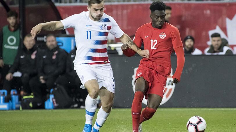 Alphonso Davies (r.) im Einsatz für die kanadische Nationalmannschaft.