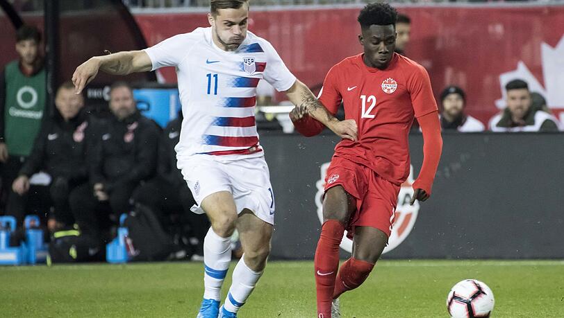 Alphonso Davies (r.) im Einsatz für die kanadische Nationalmannschaft. Alphonso Davies (r.) im Einsatz für die kanadische Nationalmannschaft.