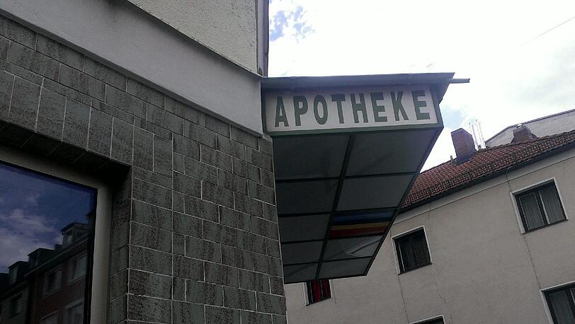 Einfach und informativ - und das seit Jahren: Das Schild überm Eingang einer Apotheke.
