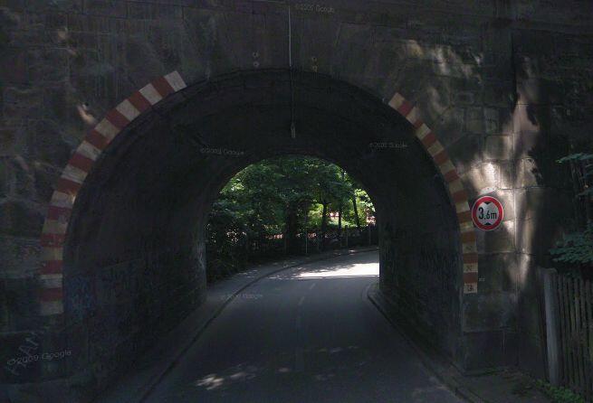 Extrem eng: Die Unterführung an der Sachsenstraße/Teutoburgerstraße.