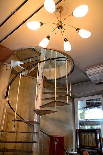 Berühmte Wendeltreppe: Wenn's mal wieder voll in der Bar ist, finden die Gäste schon mal auf der Stiege Platz.