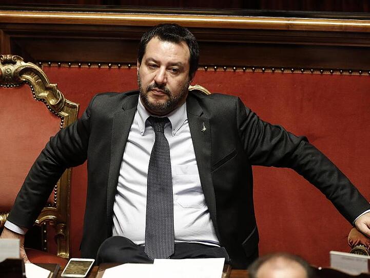 Der rechte Vize-Premier und Innenminister Matteo Salvini droht nach einem Treffen mit Ministerpräsident Giuseppe Conte, Italien werde keinen einzigen Migranten aufnehmen, "solange Europa seine Verpflichtungen nicht hält".