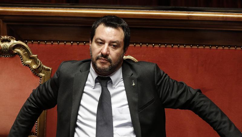 Der rechte Vize-Premier und Innenminister Matteo Salvini droht nach einem Treffen mit Ministerpräsident Giuseppe Conte, Italien werde keinen einzigen Migranten aufnehmen, "solange Europa seine Verpflichtungen nicht hält". Der rechte Vize-Premier und Innenminister Matteo Salvini droht nach einem Treffen mit Ministerpräsident Giuseppe Conte, Italien werde keinen einzigen Migranten aufnehmen, "solange Europa seine Verpflichtungen nicht hält".