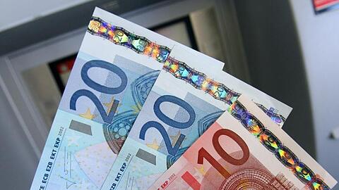 In Münchner Sparkassen kann Geld jetzt auch mit dem Smartphone abgehoben werden. (Symbolbild)